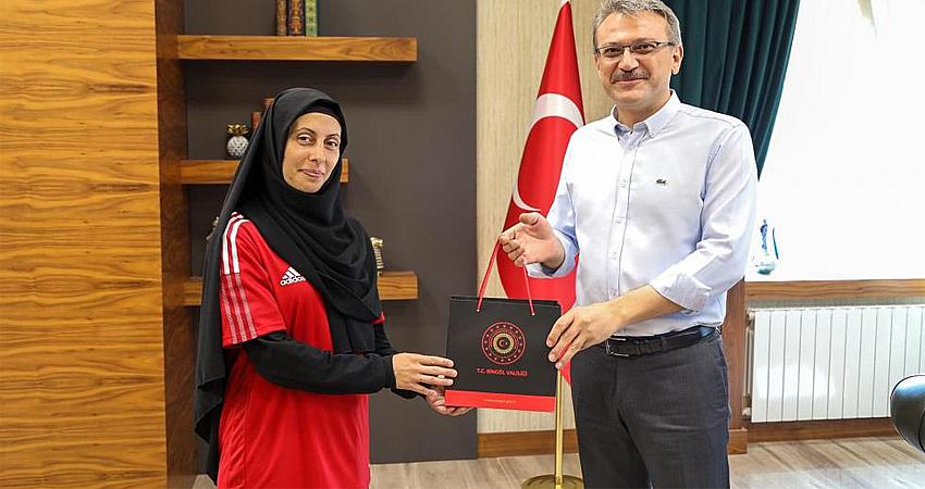 VALİ EKİNCİ, ŞAMPİYON SPORCULARI AĞIRLADI