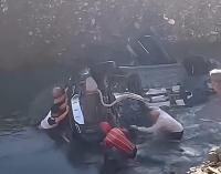 Otomobil Peri Çayı’na Uçtu: 1’i Ağır 2 Yaralı